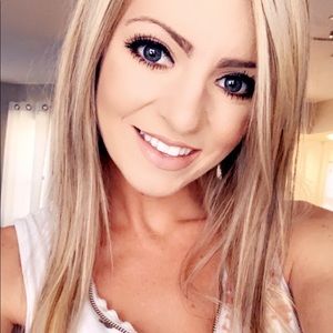 Meet your Posher, Holly